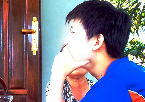  Nam sinh cho biết, vô tình vào đường link người bạn gửi trên mạng nên tài khoản bị hack. Ảnh: Kh. Uyên.