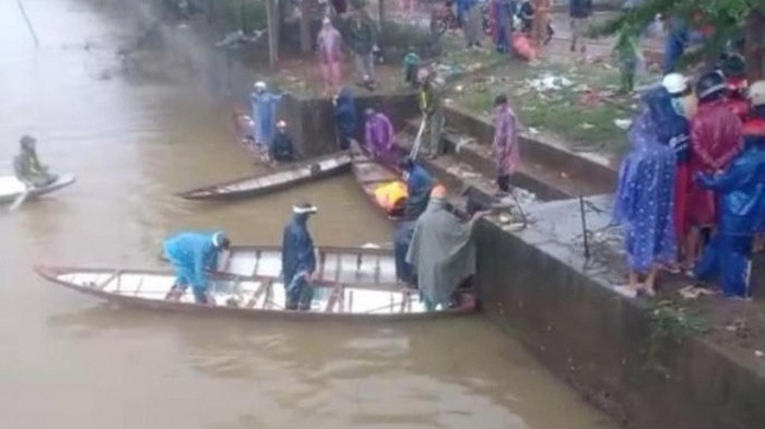 Lực lượng chức năng và người dân tìm kiếm tung tích nam thanh niên lao cả người và xe xuống sông.