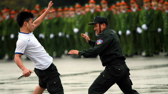 Một chiến sỹ cảnh sát tay không đối đầu với đối tượng sử dụng hung khí.