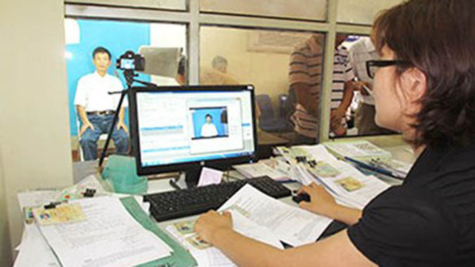 Đến tháng 6.2015 việc cấp đổi GPLX qua mạng sẽ được triển khai rộng rãi tại nhiều tỉnh thành trên cả nước. Ảnh: Báo Giao thông.