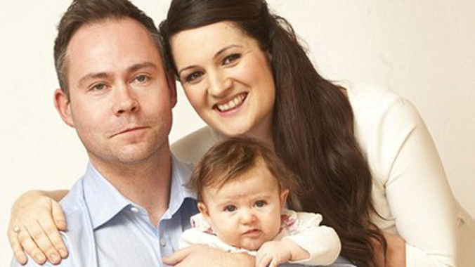 Mark, Hannah hạnh phúc bên cô con gái của mình.