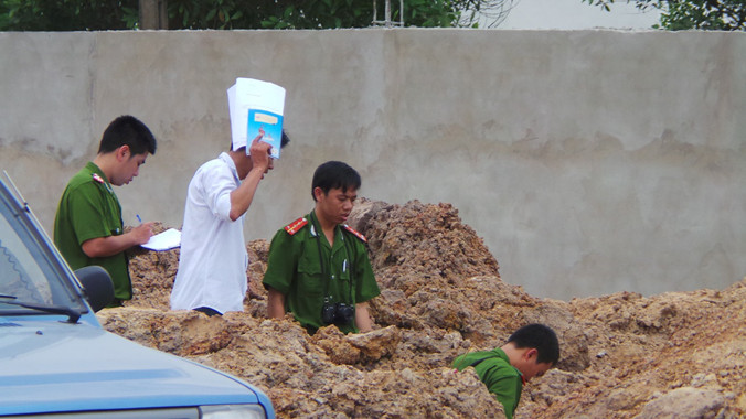 Hiện trường phát hiện xác chết bị cháy đen. Ảnh Ngô Bình.