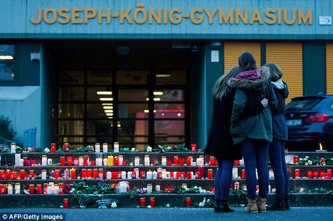 Hàng trăm học sinh tập trung bên ngoài trường Joseph-Koenig để tưởng niệm 16 người bạn. Ảnh: Telegraph.