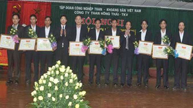 Công ty than Hồng Thái đón nhận nhiều danh hiệu cao quý