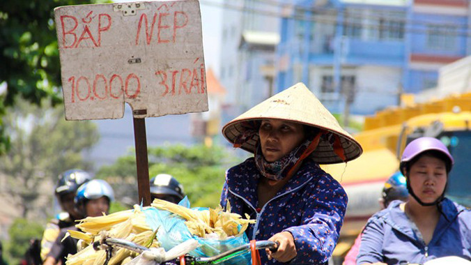 Theo Đài Khí tượng thủy văn khu vực Nam Bộ, nhiệt độ TP HCM và các vùng lân cận sau Tết Nguyên Đán tăng cao. Những ngày này nhiệt độ buổi trưa và đầu giờ chiều ở ngưỡng 35-36 độ C. Tuy nhiên, ở khu vực đường nhựa, bêtông nhiệt độ lên tới 40 độ C.