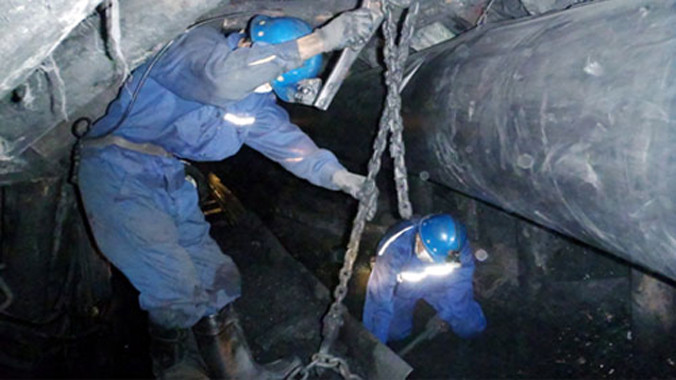 Kiểm tra, sửa chữa máng cào trong đường lò tại Công ty than Mạo Khê.