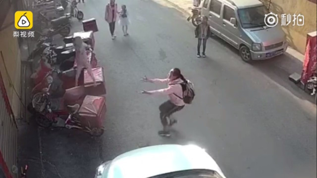 Bé gái dũng cảm đưa tay đỡ em bé rơi từ lầu 3 xuống.