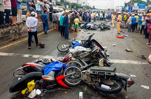 Các xe máy nằm la liệt tại hiện trường.