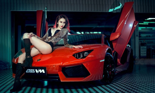 Vũ điệu đường cong nóng bỏng bên 'siêu bò' Lamborghini