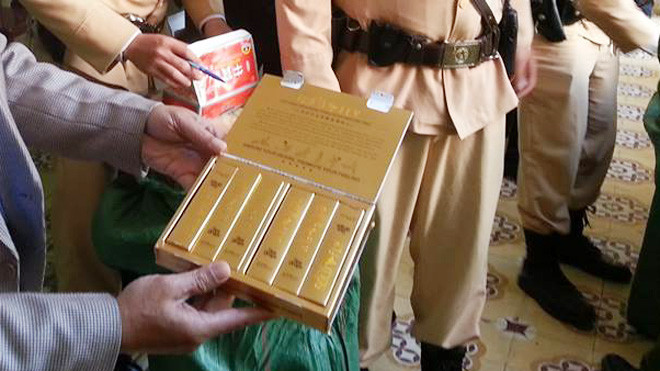 Hướng dẫn sử dụng của loại thuốc Gold Fly ghi có tác dụng kích dục, bên ngoài bao bì có nhiều hình ảnh nhạy cảm