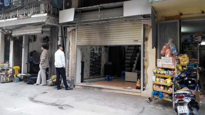 Hiện trường nơi xảy ra vụ nổ trước ngôi nhà số 45 Hồng Phúc, chiếc ô tô đã được di chuyển đi nơi khác