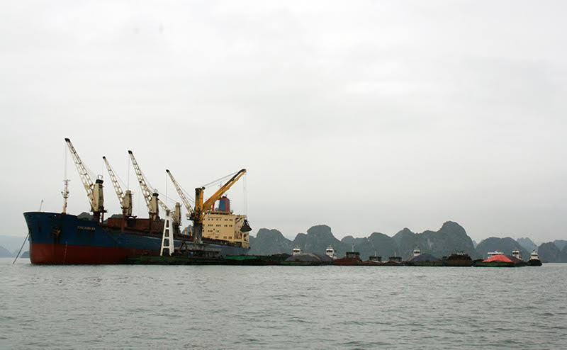 Hoạt động vận chuyển than bằng xà lan tại khu vực hòn Nét.