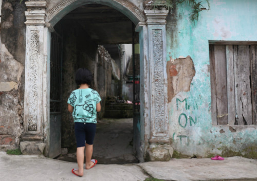 Cháu Mai luôn sợ hãi mỗi khi nhắc đến cô Hương và trường học. 