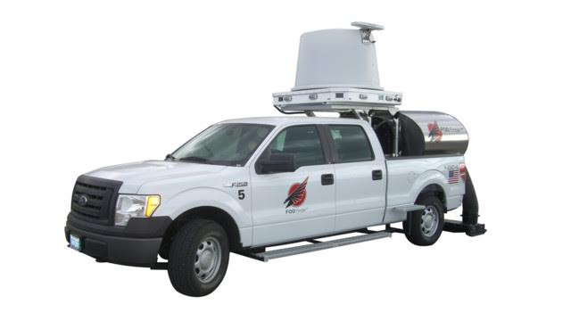 -Hệ thống FOD Finder của Trex Enterprises (Mỹ) được gắn trên nóc xe, tạo sự cơ động cao. Ảnh: Chicago O’Hare. 