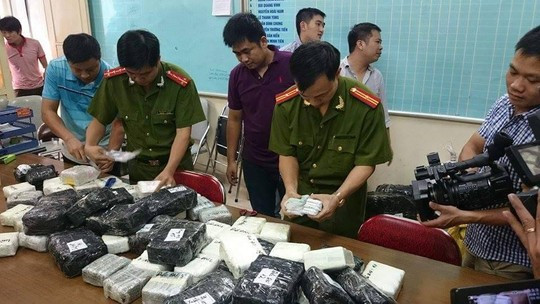 Kiểm tra số điện thoại lậu - Ảnh: Lao động.