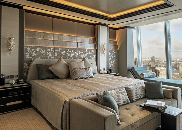 Nội thất mỗi căn phòng được thiết kế bởi hai bậc thầy nổi tiếng trên thế giới là Francesca Muzio và Maria Silvia Orlandini. Đệm chăn gối có chất liệu lụa sang trọng, được làm thủ công cầu kỳ.