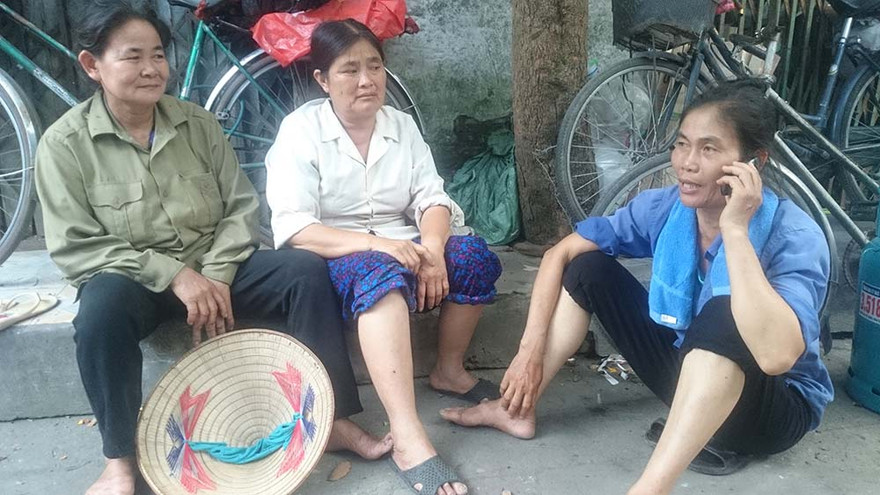 Nhiều người dân vẫn chưa biết đi đâu sau khi ngôi nhà trọ bị lửa thiêu rui. Ảnh: Thanh Hà.