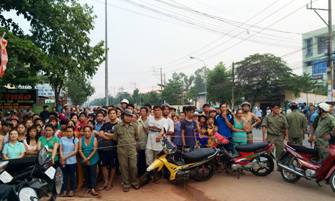 Đông đảo người dân vây quanh nơi xảy ra vụ án.