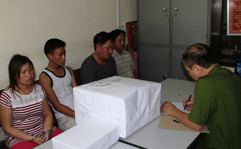 Các đối tượng và tang vật vụ án tại cơ quan công an.