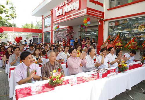 Các đại biểu dự lễ kỷ niệm sáng 10/5. Ảnh: Như Ý.