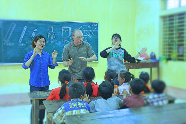 Các TNV được tham gia giảng dạy trực tiếp cho các em nhỏ tại trưởng tiểu học về bảo vệ rừng, sinh hoạt cá nhân và kỹ năng sống cơ bản.