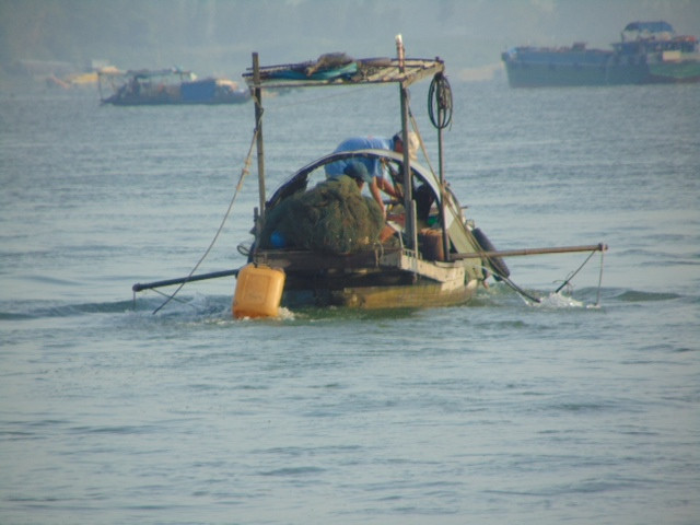 Hoạt động của các ghe cào điện gây hại đến nguồn lợi thủy sản.