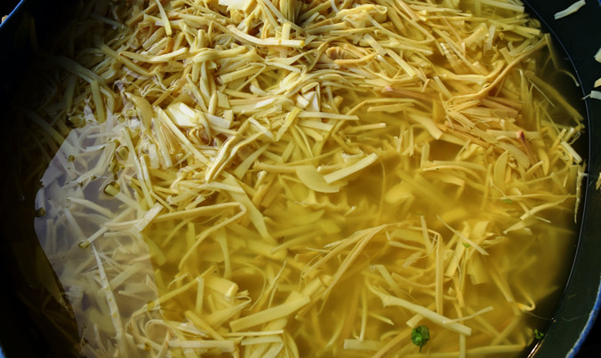 Cận cảnh một thau măng ngâm “ngậm” vàng ô độc hại trông vàng ươm rất bắt mắt.