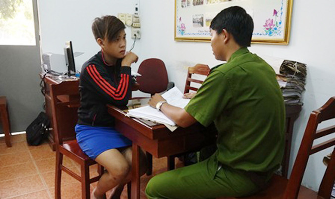 Đối tượng Lê Hồ Trí Hiền là nam nhưng lúc bị bắt vẫn đang mặc váy và trang điểm lòe loẹt.