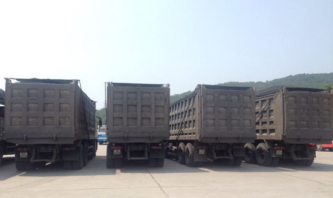 Đoàn xe đầu kéo chở than không giấy bị bắt giữ và tập kết tại bến xe Bãi Cháy.