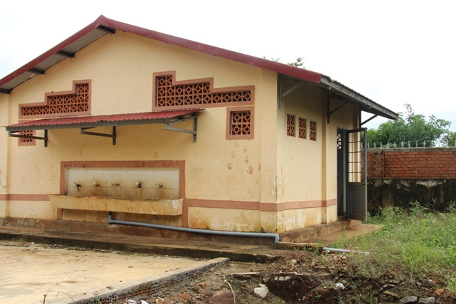 Khu nhà vệ sinh của nhà trường, nơi ông Duẩn thực hiện hành vi đồi bại đối với một số học sinh.