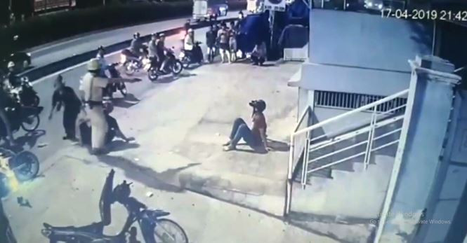 Bản tin 8H: CSGT chĩa súng, đánh người vi phạm gây xôn xao ở TPHCM