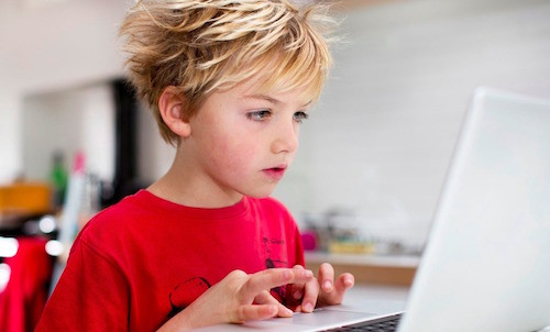 Cậu bé 10 tuổi kể về cuộc sống thường ngày với các thiết bị công nghệ. Ảnh minh họa.