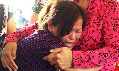 Bà Phụng khóc ngất trước sự ra đi đột ngột của con trai. Ảnh: Hải Hiếu/VnExpress.