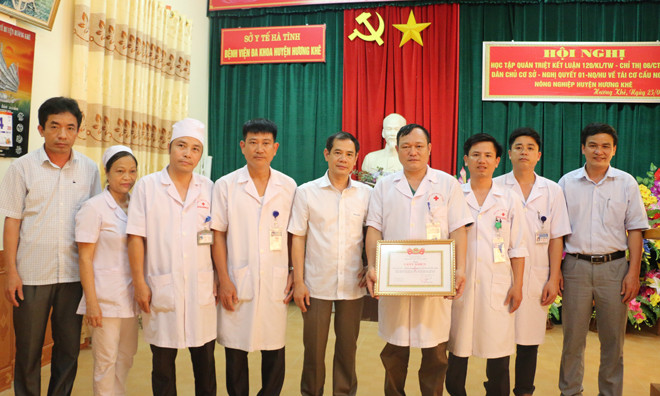 Lãnh đạo Sở Y tế Hà Tĩnh tặng giấy khen cho tổ cấp cứu và 4 y, bác sỹ tình nguyện hiến máu cho bệnh nhân.