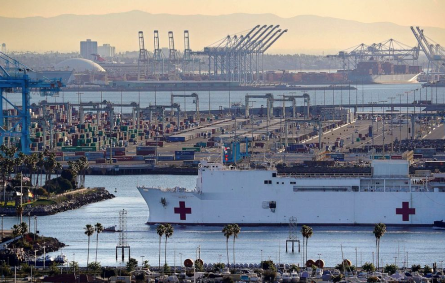 Tàu bệnh viện USNS Mercy khi đang đậu tại cảng Los Angeles. (Ảnh: AP)