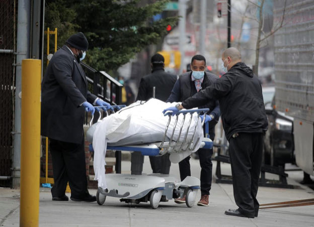 Các nhân viên vận chuyển một thi thể bên ngoài bệnh viện ở Brooklyn. (Ảnh: Reuters)