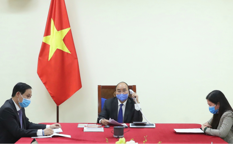 Thủ tướng Nguyễn Xuân Phúc tại buổi điện đàm. (Ảnh: VGP)