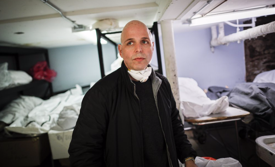 Park Marmo đứng trước những thi thể đang chờ được chôn cất. (Ảnh: AP)