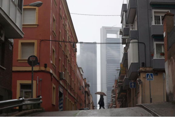 Một phụ nữ đeo khẩu trang đi trên con phố trống trải ở Madrid, Tây Ban Nha, ngày 31/3. (Ảnh: Reuters)