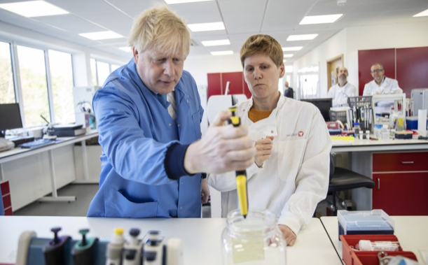 Thủ tướng Anh Boris Johnson đến thăm một cơ sở xét nghiệm ở Bedford. (Ảnh: Getty Images)