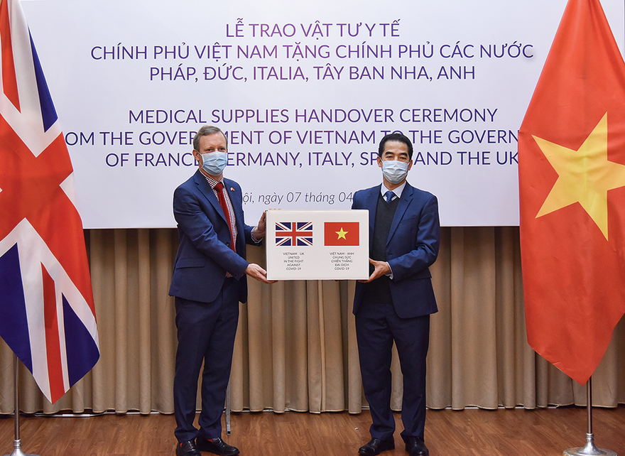 Thứ trưởng Ngoại giao Tô Anh Dũng trao tượng trưng số đồ dùng y tế Việt Nam tặng chính phủ Anh để hỗ trợ chống dịch COVID-19. (Ảnh: Mofa)