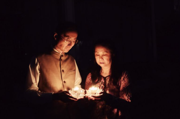 Đại sứ Trung Quốc tại Ấn Độ Sun Weilong (trái) dự lễ thắp nến để tri ân các bác sĩ Ấn Độ trong cuộc chiến chống COVID-19. (Ảnh: Twitter)