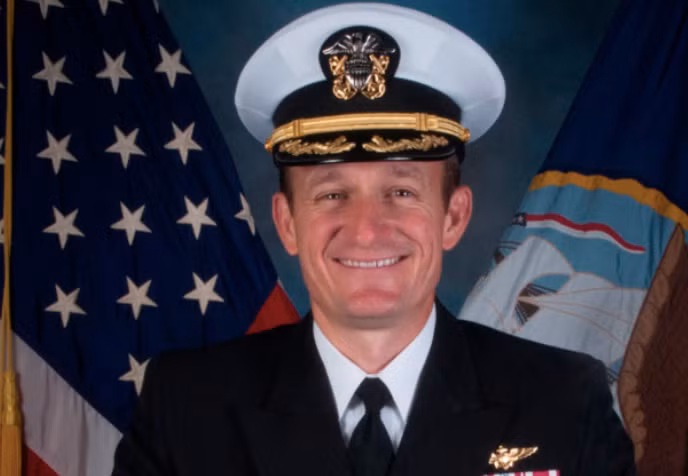 Ông Brett Crozier