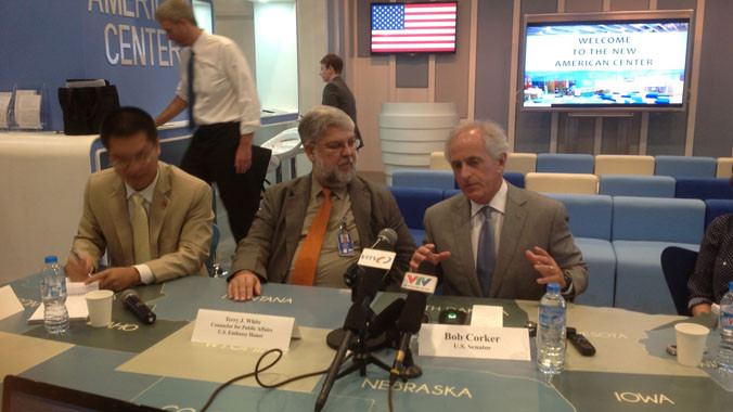 Thượng nghị sĩ Bob Corker tại cuộc họp báo chiều 5/8. Ảnh: Thục Ninh 