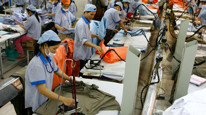 VCCI lo ngại mức tăng lương tối thiểu quá nhanh, lo ngại thất nghiệp gia tăng. Ảnh: Hồng Vĩnh 