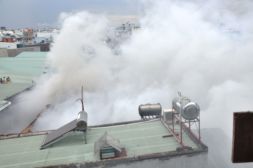 Khói bốc lên nghi ngút từ đám cháy.