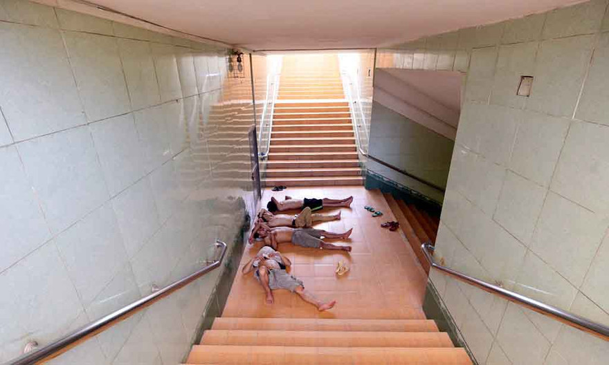 Trưa 31/5, các hầm bộ hành trên đường Nguyễn Xiển (Hà Nội) trở thành nơi ngủ trưa của nhiều người lao động. Nhiệt độ ngoài trời đo được trưa nay lên tới 38 độ C trong khi dưới hầm mát mẻ.