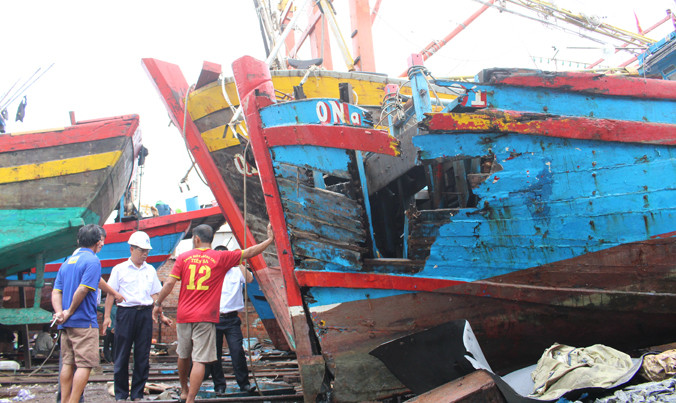 Tàu QNa 09191 bị đâm nát vừa được chủ tàu tự trục vớt lên.