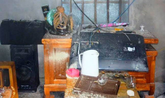 Tài sản của gia đình ông Giáp bị các đối tượng kéo đến đập phá.