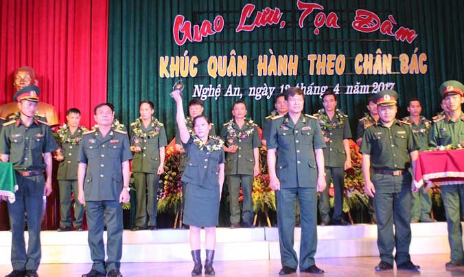 Lãnh đạo, chỉ huy Sư đoàn 324 tặng cup cho 26 điển hình tiên tiến.